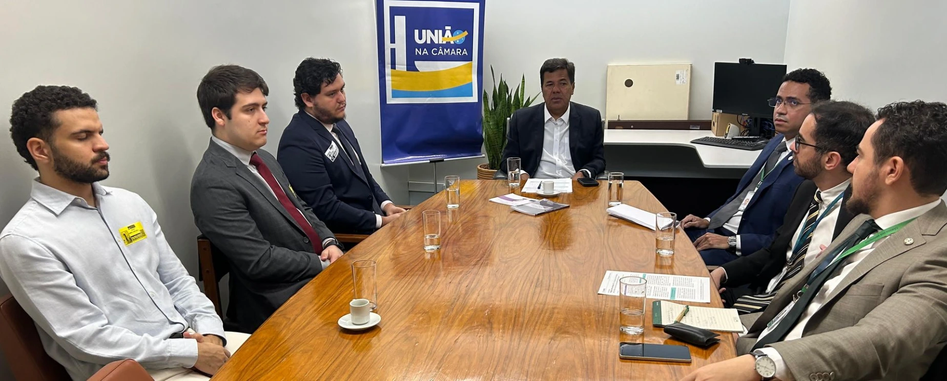 Deputado Mendonça Filho recebe Mano Ferreira e Rafael Moredo em reunião técnica