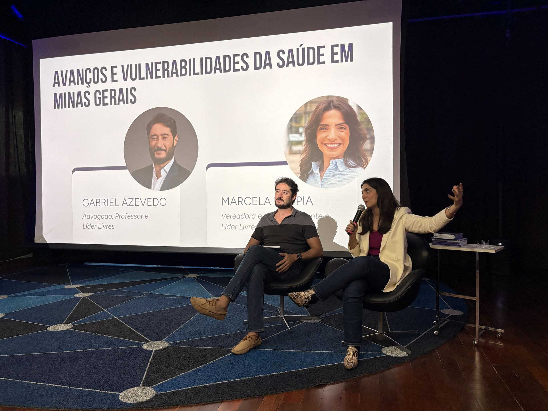 Líderes Livres Gabriel Azevedo e Marcela Trópia em painel do lançamento do Caderno de Políticas Públicas em Belo Horizonte