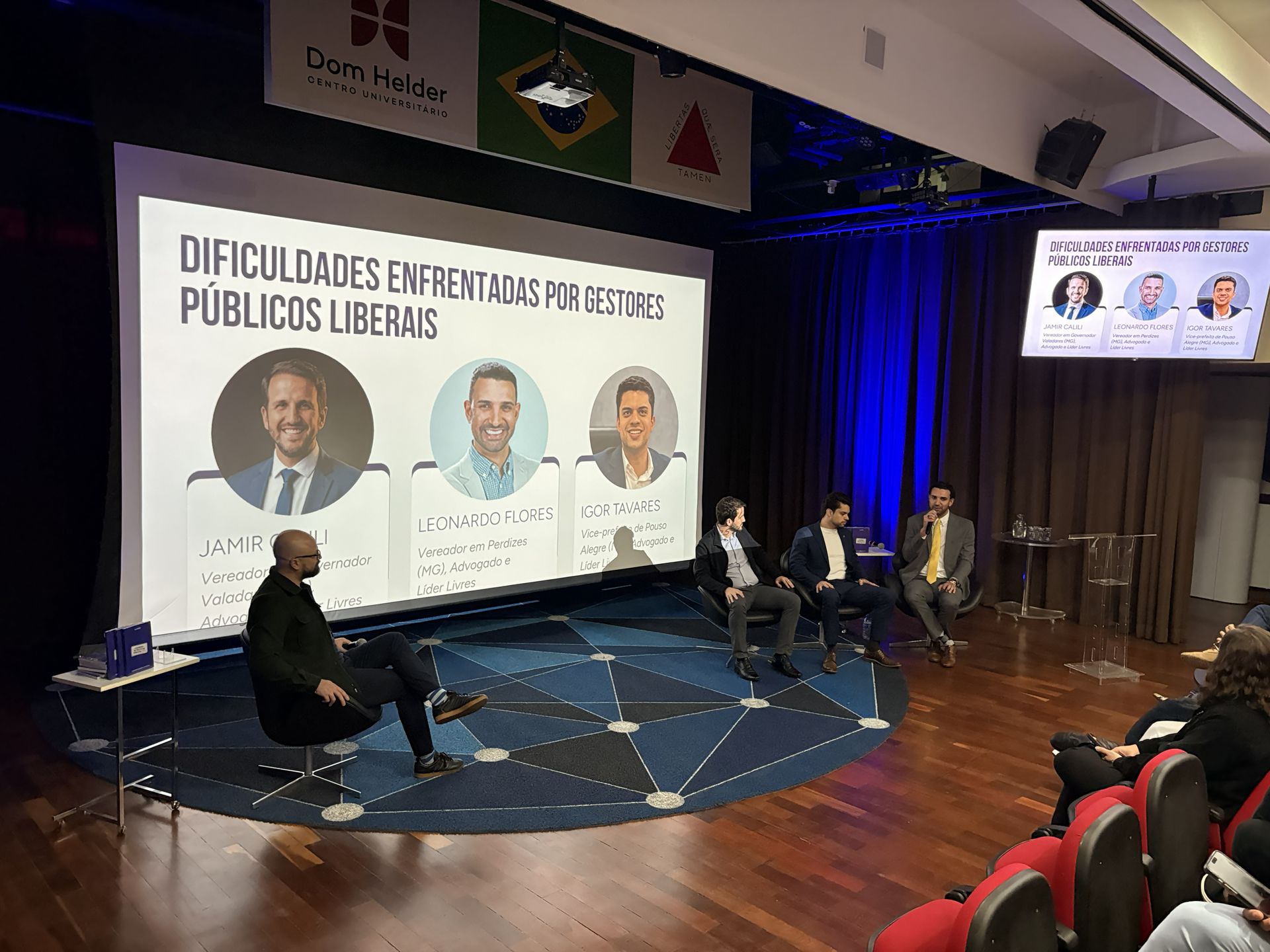 Líderes Livres Jamir Calili, Igor Tavares e Leonardo Flores no palco com Magno Karl